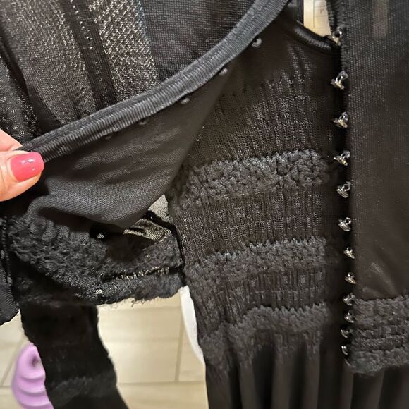 Authentic Black CHANEL Cropped Cardigan
P22387W03216 - Picture 7 of 16